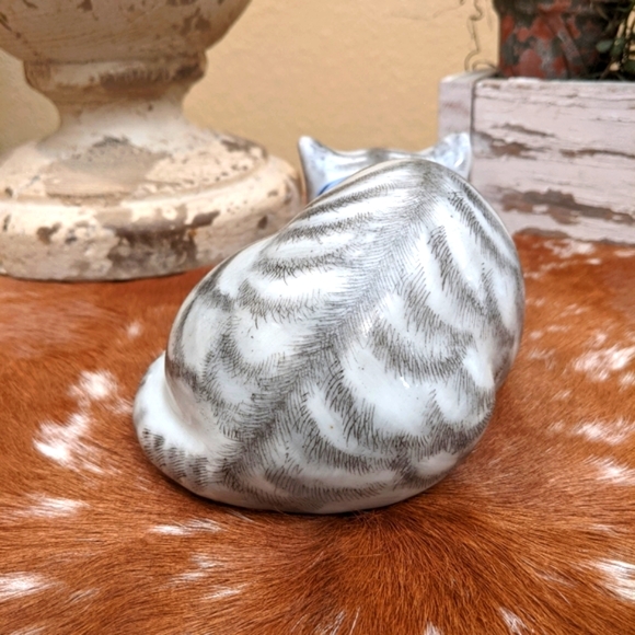 Vintage China Porcelain Painted Cat Kitten Figurine Blue Bow Chinese - Picture 5 of 7